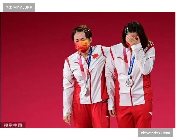 特写:法国公开赛颁奖礼,夺冠后的拉哈尤与教练团队长时间相拥 特写:法国公开赛颁奖礼,夺冠后的拉哈尤与教练团队长时间相拥